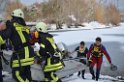 Hund und Person Eiseinbruch Koeln Fuehlinger See P107
